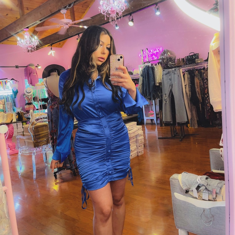 This blue dress is such a classic yet sophisticated look💙